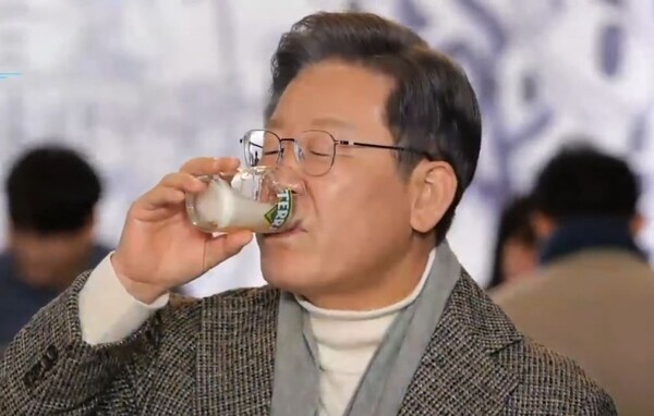 소맥을 일명 '원샷' 하고 있는 이재명 더불어민주당 대선후보. ⓒ유튜브 채널 '전주MBC Original' 영상 캡처