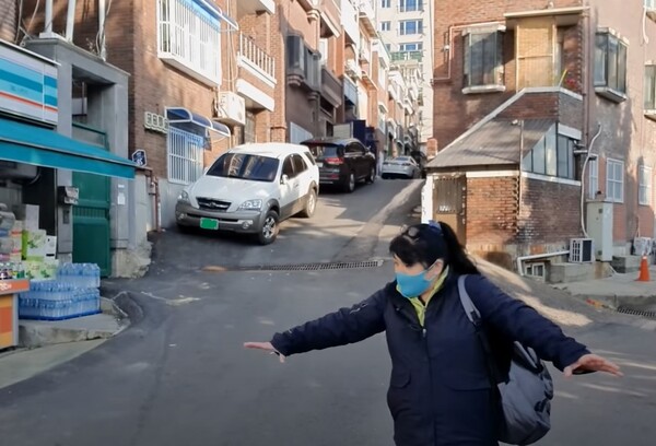 김사랑이 2017년 11월14일 당시 친구 집에 치킨을 먹으러 가다 이곳 인근에서 경찰에 붙잡혀 정신병원에 끌려가게 됐다고 설명하고 있다. ⓒ유튜브 채널 '젊은시각' 영상 캡처